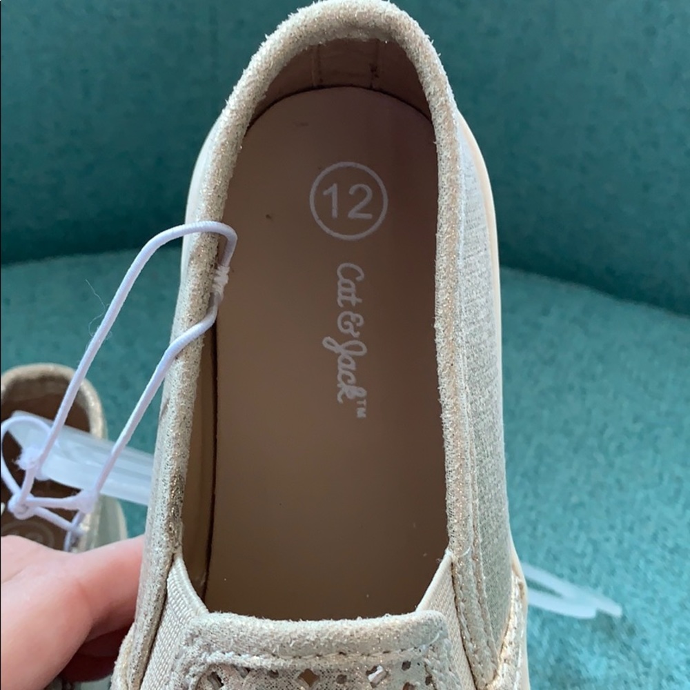 ❇️ NWT Girls Cat & Jack gold slip-on sneaker sz 12 - Picture 3 of 3